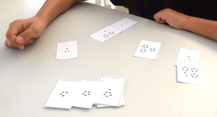 des élèves de cycle 3 jouent au jeu des perles